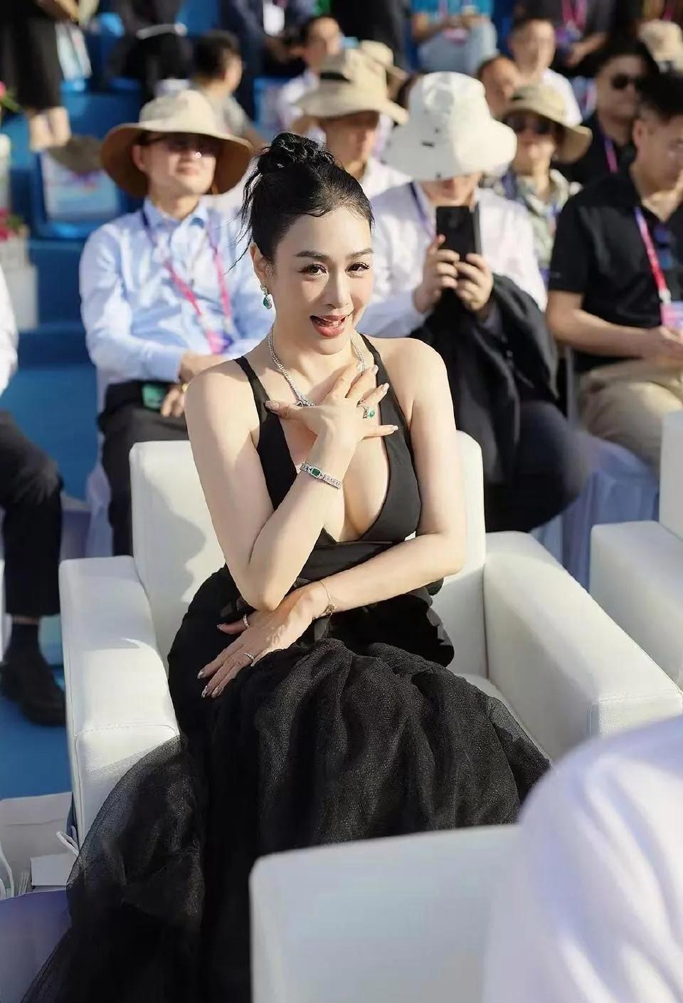 怪事咄咄，年过半百，4个孩子母亲的钟丽缇为何依然性感迷人。钟丽缇，港星里面不
