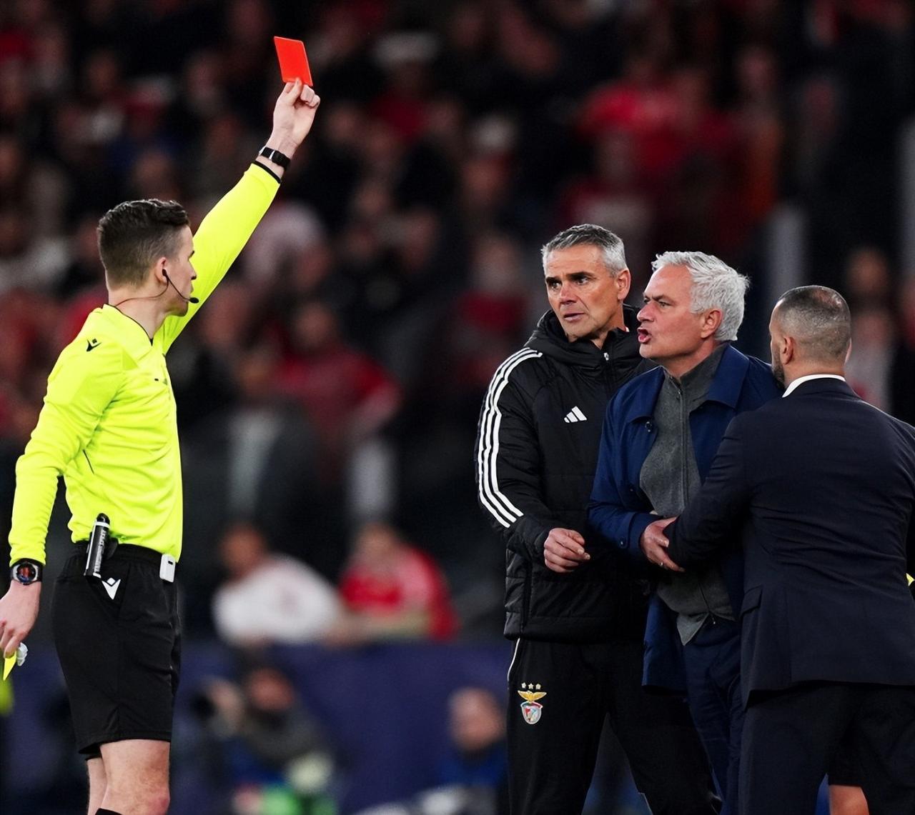 罗马诺报道穆里尼奥表示，要是未来有机会的话，他愿意回皇马执教。穆里尼奥回归皇马