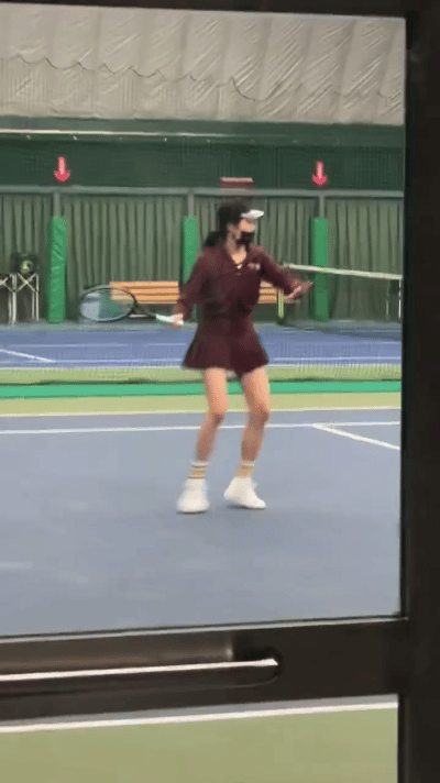 网友偶遇关晓彤打网球偶遇关晓彤球场打网球求偶遇教程