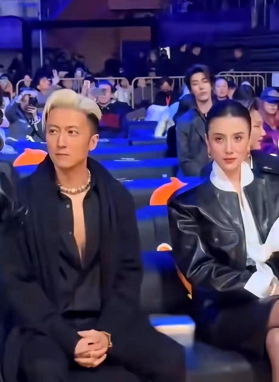 微博之夜，谢霆锋宋佳同桌三小时，全程零交流。这并非不和，而是娱乐圈顶级“社交透