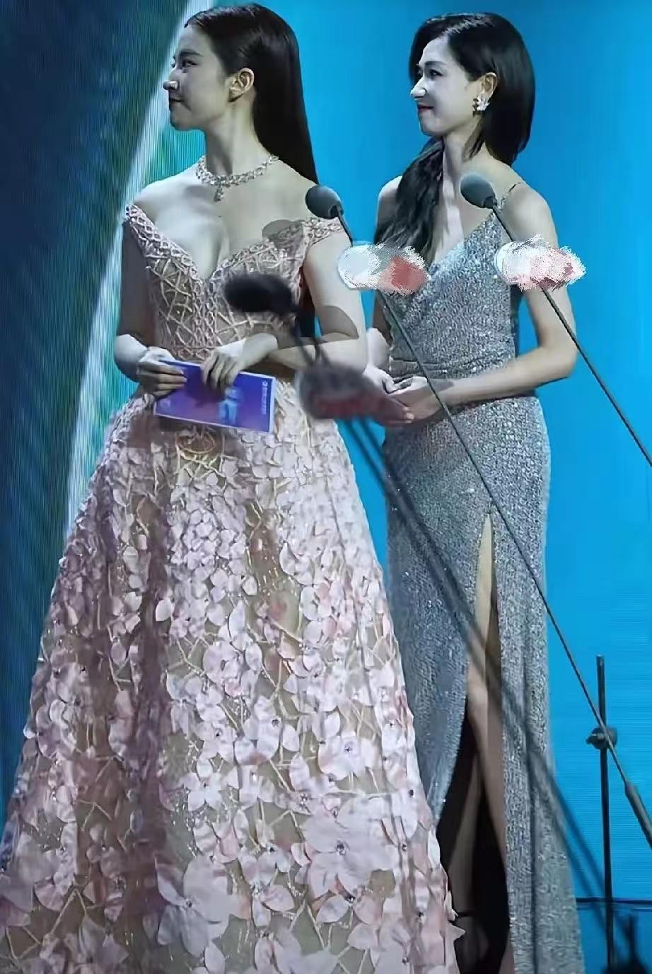 当刘亦菲和万茜两大美女同框，直接美到让人犯选择困难症！她俩身高相近，发...