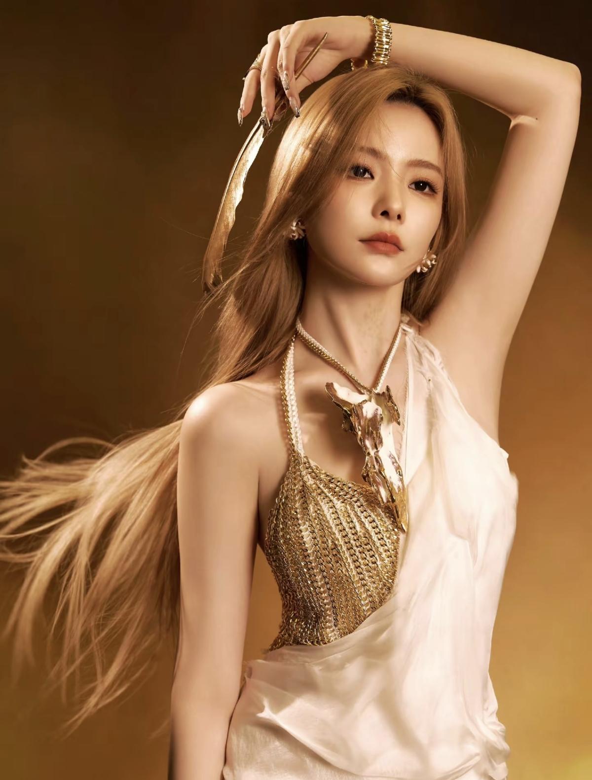 陈卓璇金色浅长发，金白撞色挂脖礼服，金属质感配饰，手持金羽毛，暖调光影，古希腊神