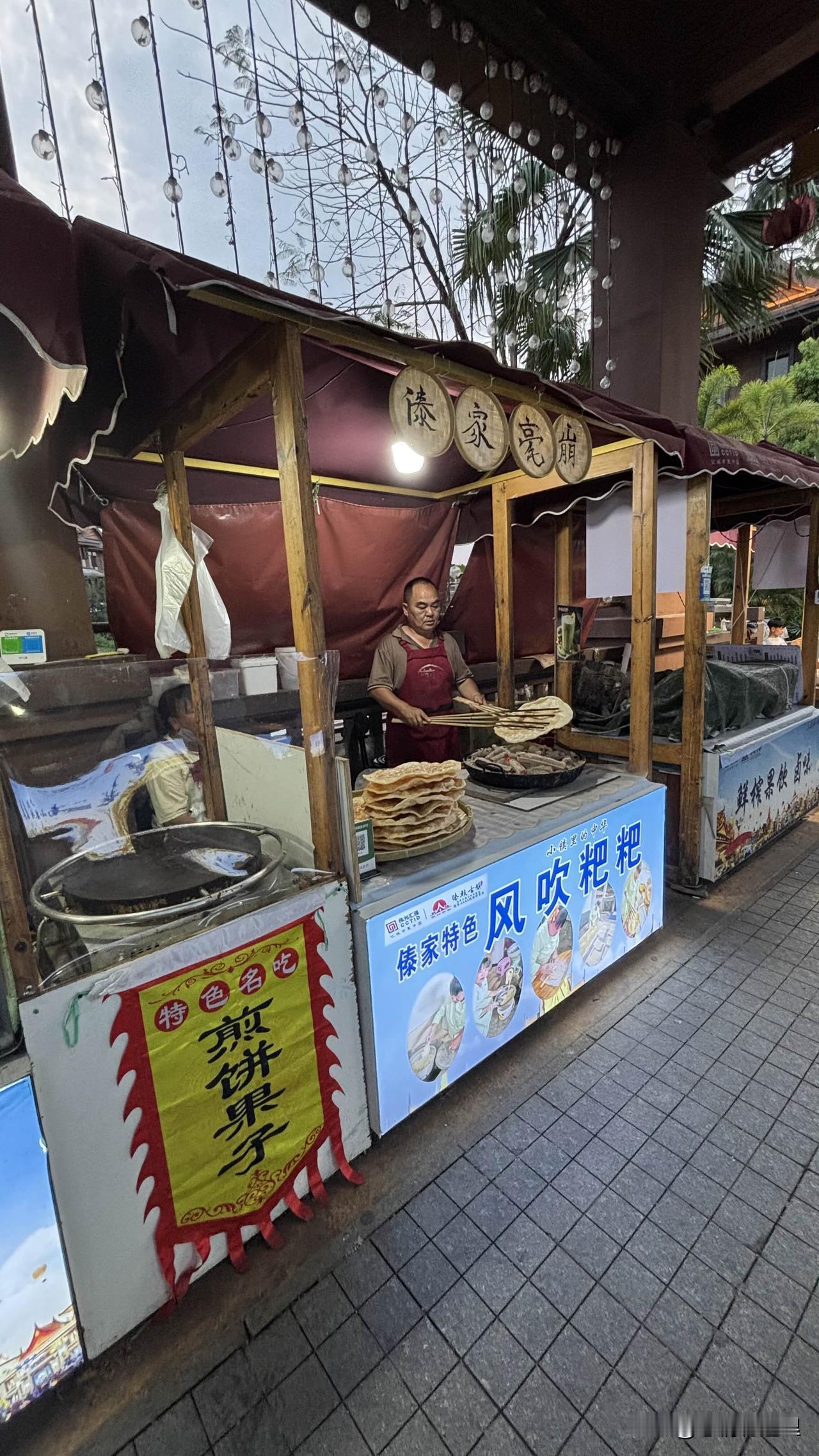 我们住的酒店是免费提供早餐的，其它两顿饭就得自己解决了。到云南以后，走了一个一个