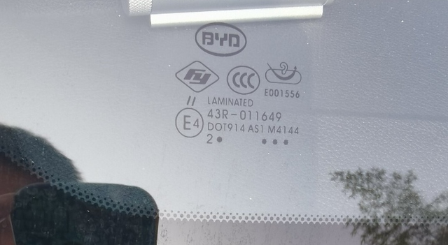 换了前挡玻璃车内噪音很大第一张图是我原来的玻璃，上面带有一个静音标识，第二张图