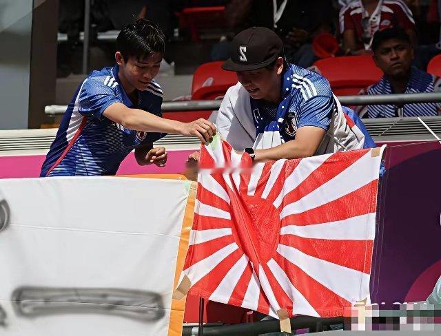 日本人在世界杯上的“秀”再次展示其丑陋一边装模作样的捡垃圾