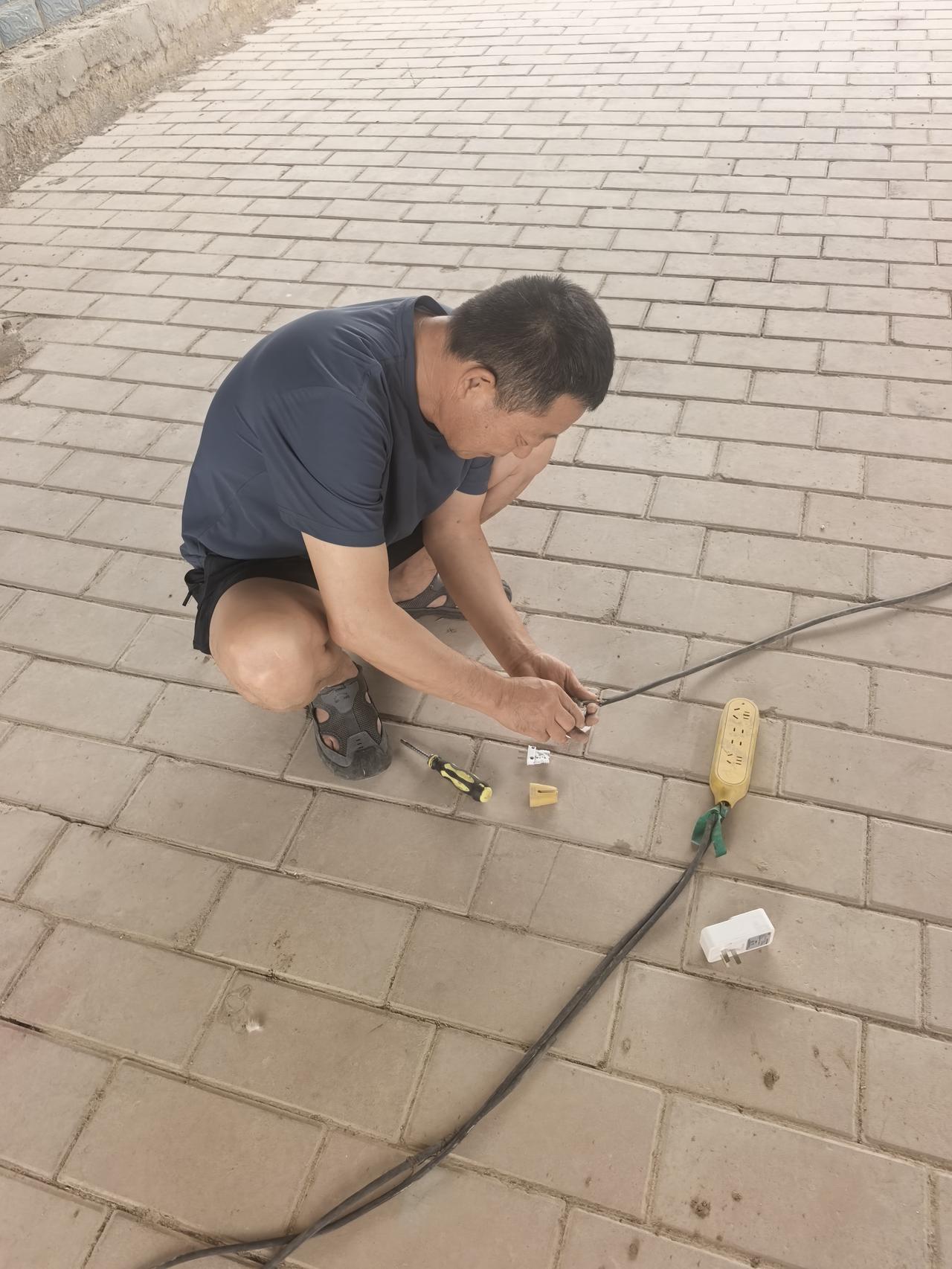 一男子去医院检查身体，检验结果出来了。但医院居然拿错了报告，误拿了孕妇的报告，检