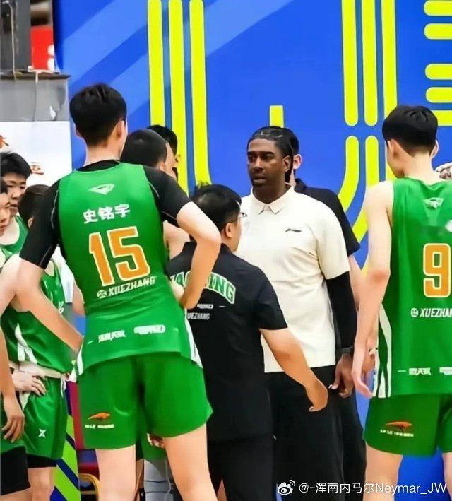 U16青年联赛决赛阶段第一场，辽宁队88:79逆转江苏，拿下开门红。这场球不是顺风顺水，是第四节硬咬