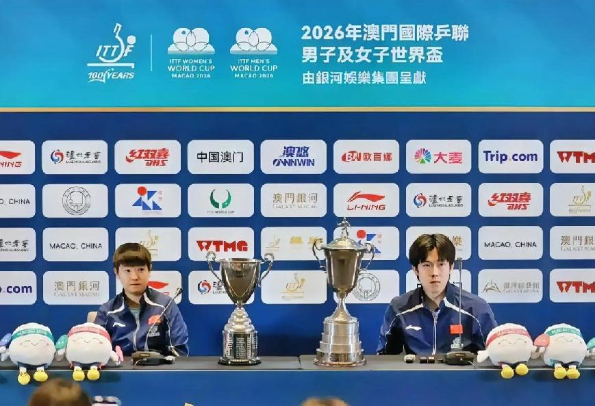 是谁说奖杯像他俩的脸型的，怎么越看越像，我也是彻底被带偏了。澳门世界杯冠