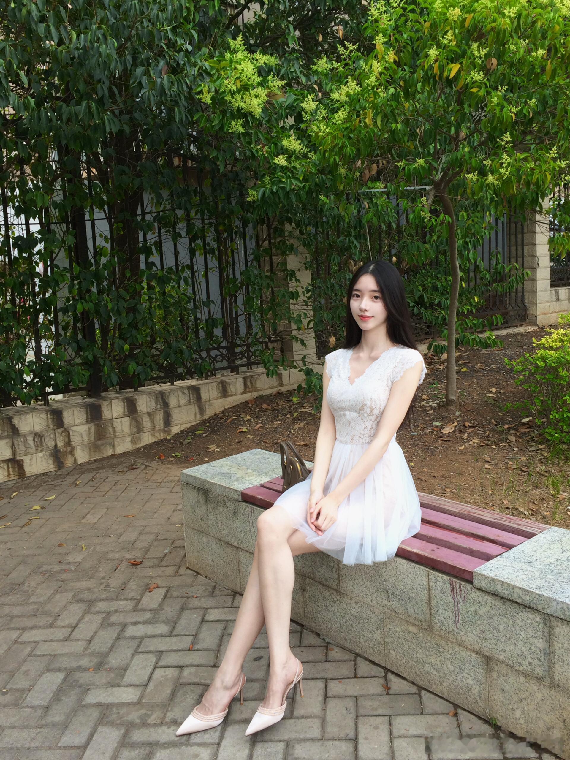 瘦瘦的女孩儿穿上纱裙总是很好看～​​​
