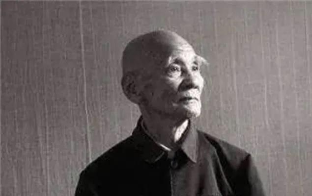 1946年，解放军5000余人，被3万敌军包围，旅长下令突围，同时烧毁所有文件，