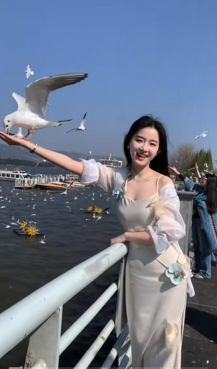 第一次和朋友出来玩，她比较开心！