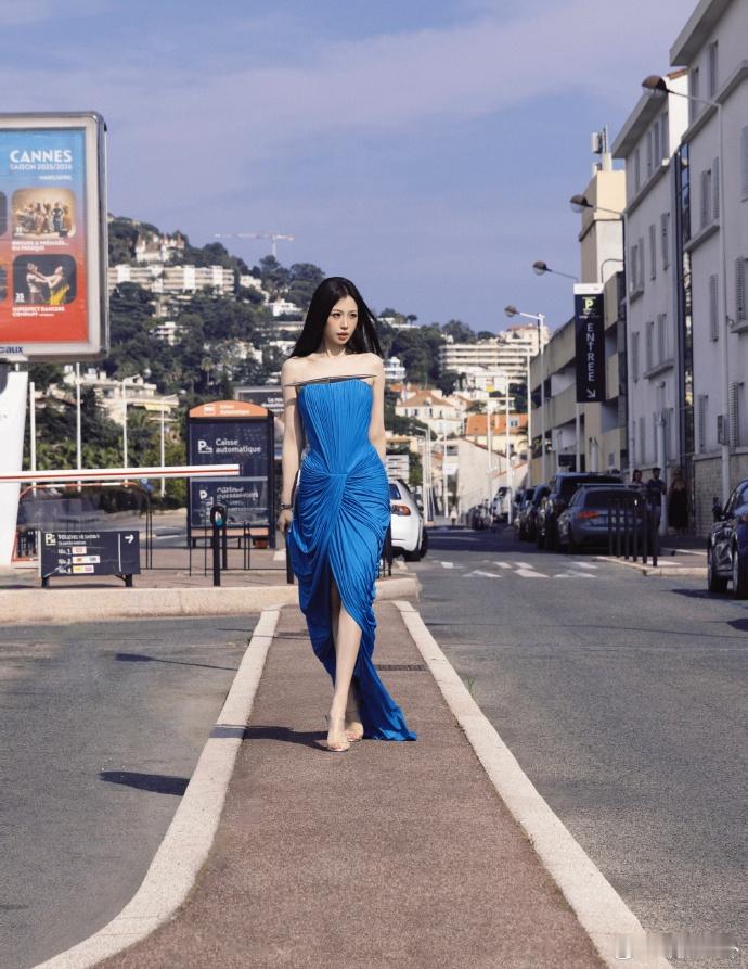 虞书欣戛纳蓝色妖姬造型南法街头的蓝色妖姬💙虞书欣一身湖蓝长裙，明艳锋芒，浪漫