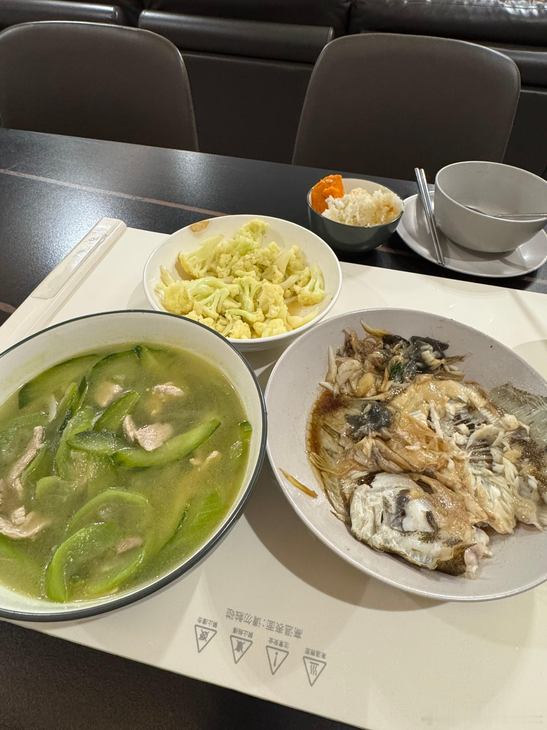 苍天啊，我一个湖南胃，这都吃的什么玩意啊，生无可恋了这些阿姨做饭手艺这么差，还出