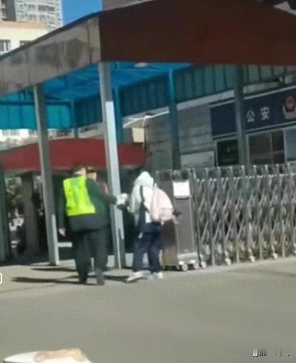 钥匙被收，女生哭喊，校方沉默那天下午在山西大同四中门口，有个女生买了淀粉肠，