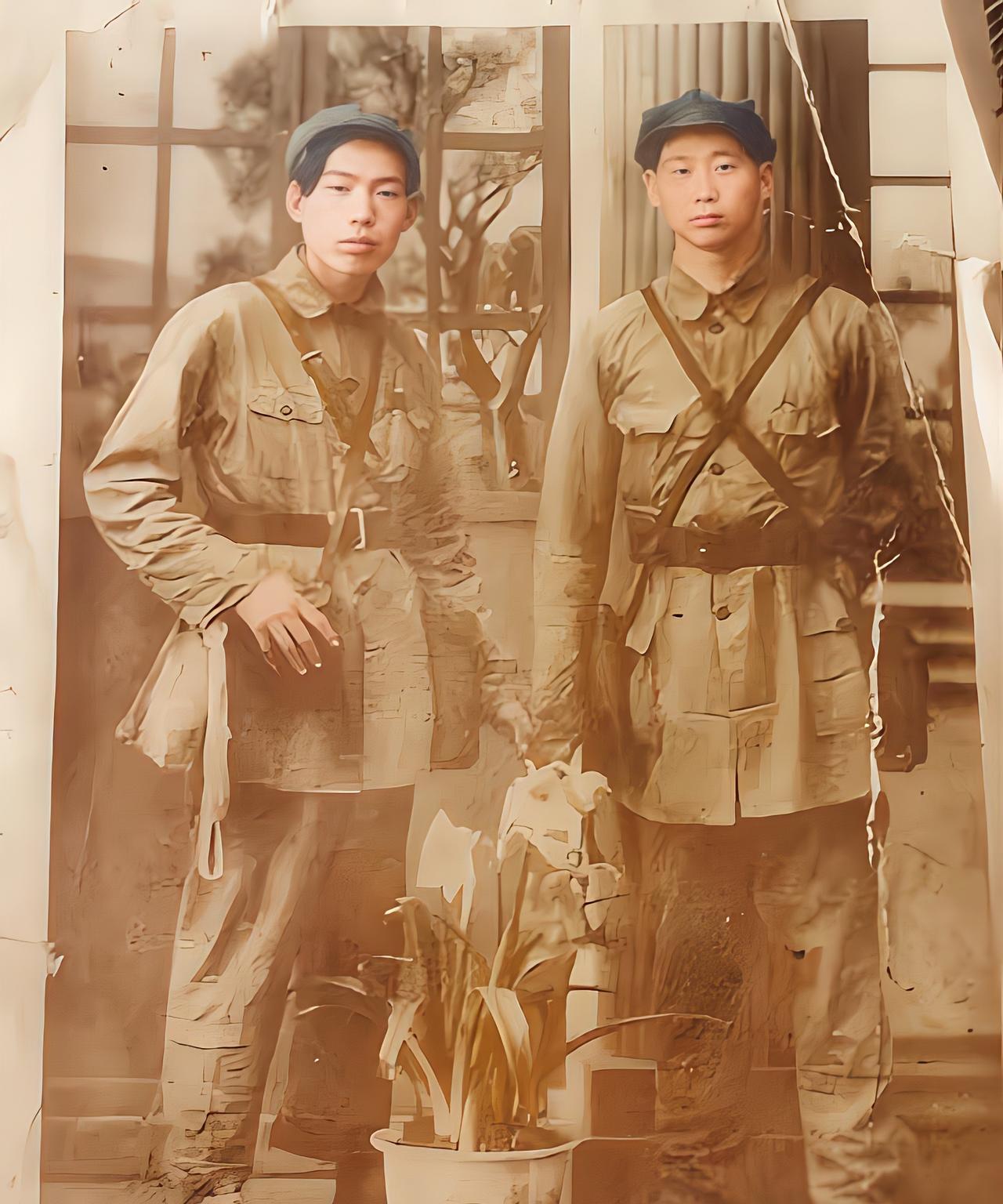 这款军装是哪一个年代的？这是一张年代已久的照片，照片中是两位全副武装的解放军战