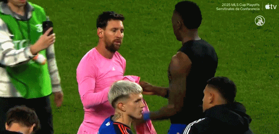 一件球衣不够用! 梅西刚和对方后卫换完, 对方前锋又脱球衣给梅西