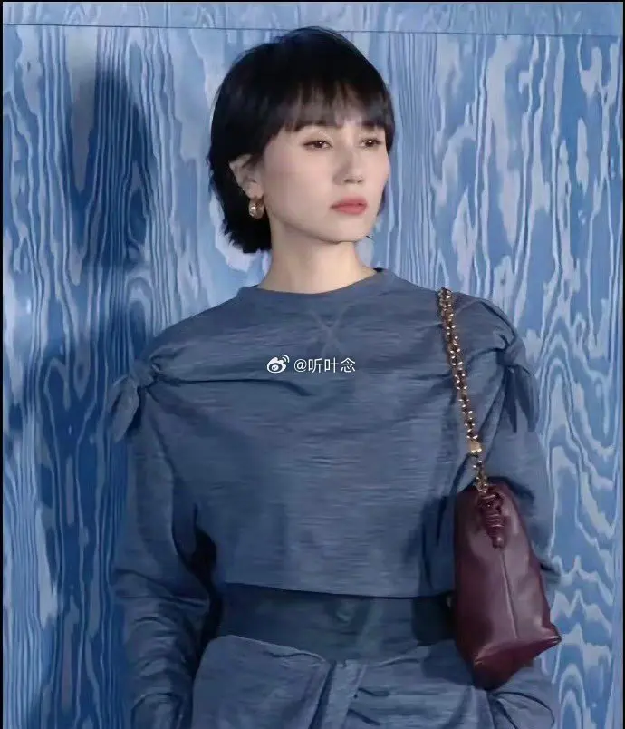 为什么她每次穿衣又不漏，看上去很高级又性感​