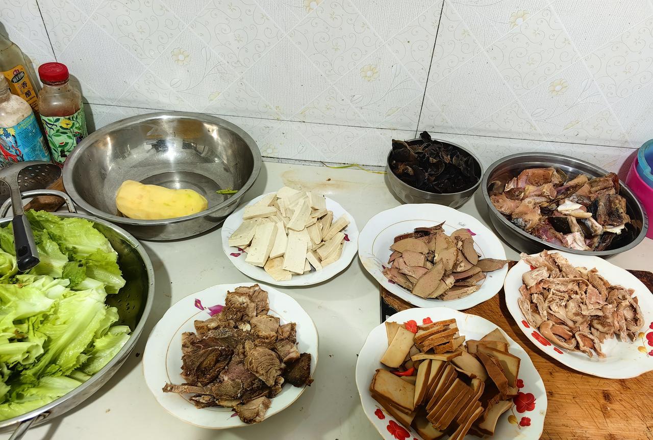 突然意识到，今天可能“得罪”人了。中午在老家就餐，有一对父子俩。男孩读高中，上火