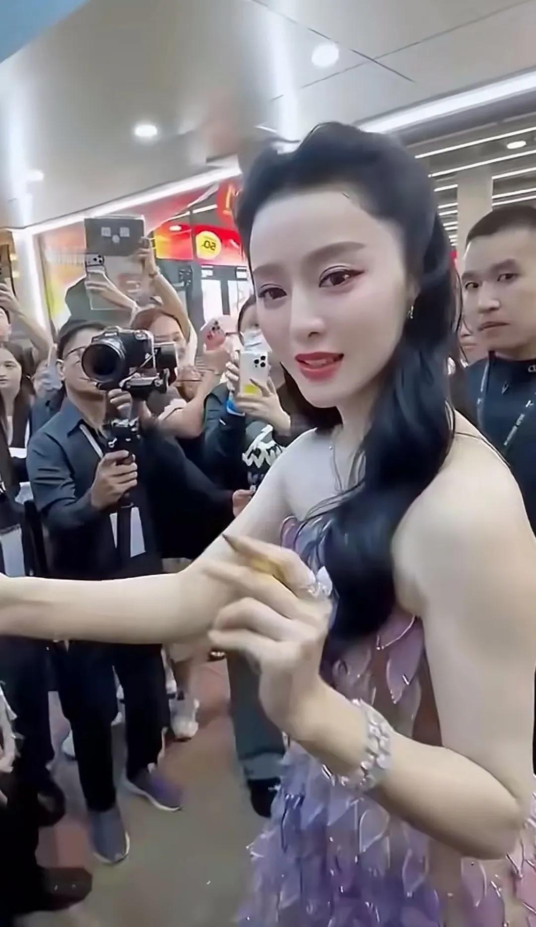 她确实挺美的她现在还出席活动啊在圈里刘亦菲仙而她是美