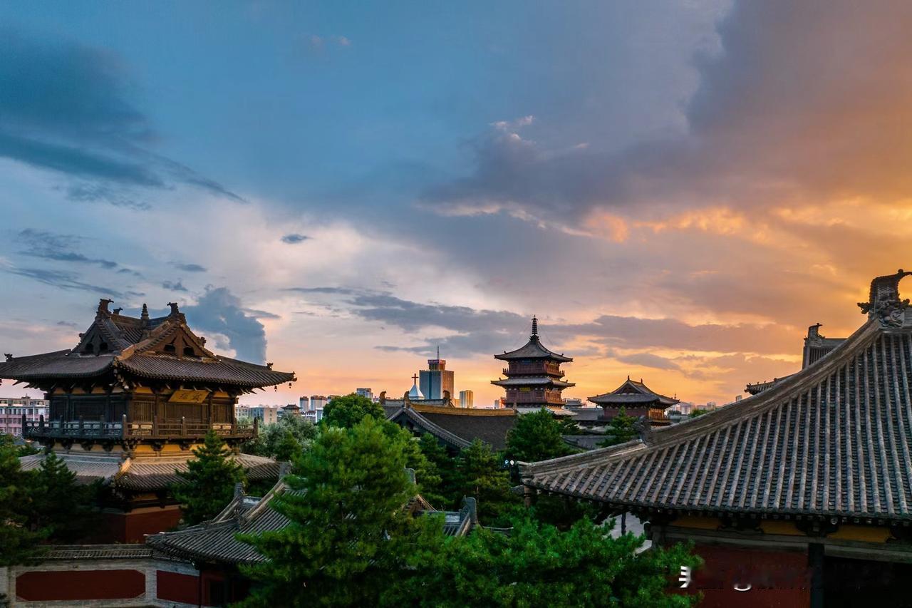 夕阳西沉，华严寺静静地伫立在大同古城之中，宛如被时光尘封的旧梦。最后一抹金光自大