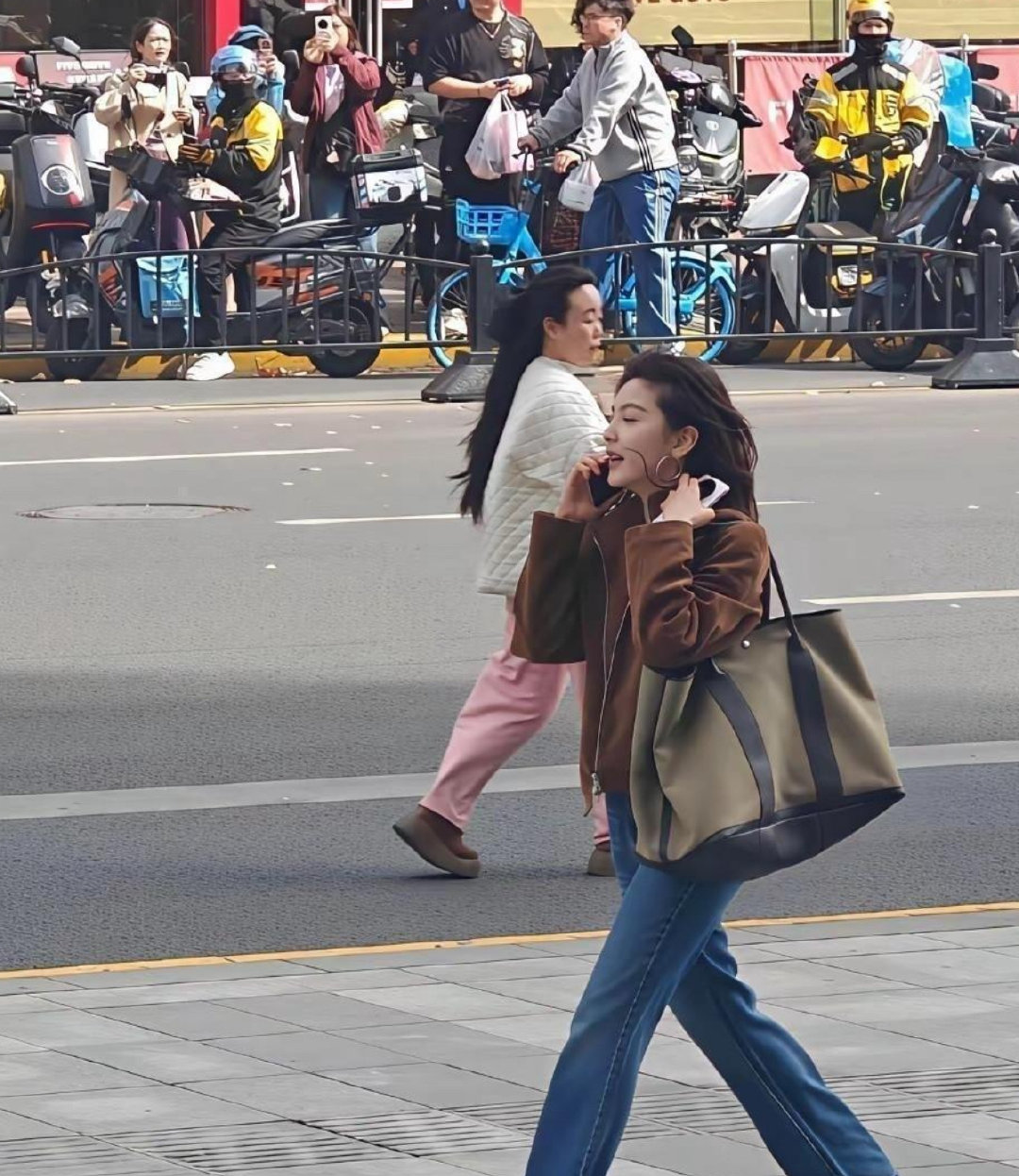 偶遇章若楠就懂了，明星的淡颜在普通人里冲击有多大​