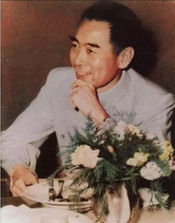 有一次周总理在怀仁堂，宴请印度总理尼赫鲁。两国政府首脑举起酒杯，正往一起碰呢，忽