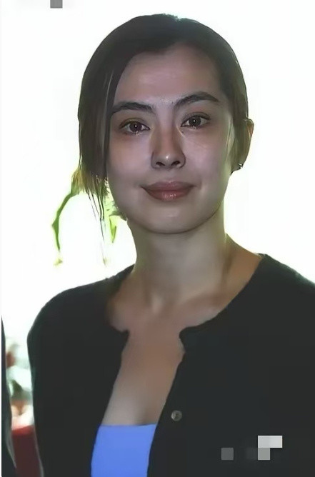 四十岁的王祖贤素颜照，不愧是浓颜系大美女，素颜都跟化了妆似的​​​