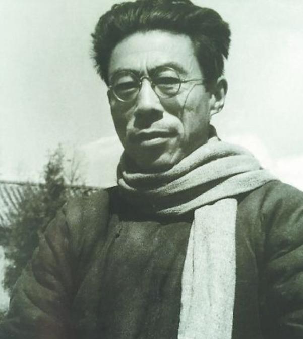 1950年成都街头，一个便衣公安去烟馆买烟，他看着烟馆老板的样子，心里立刻打了个