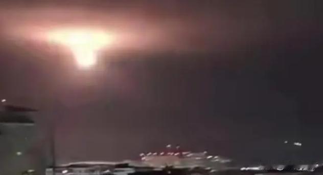 乌克兰空袭俄罗斯南部的新罗西斯克港！击中俄军大型登陆舰，引爆全球舆论来源:铁