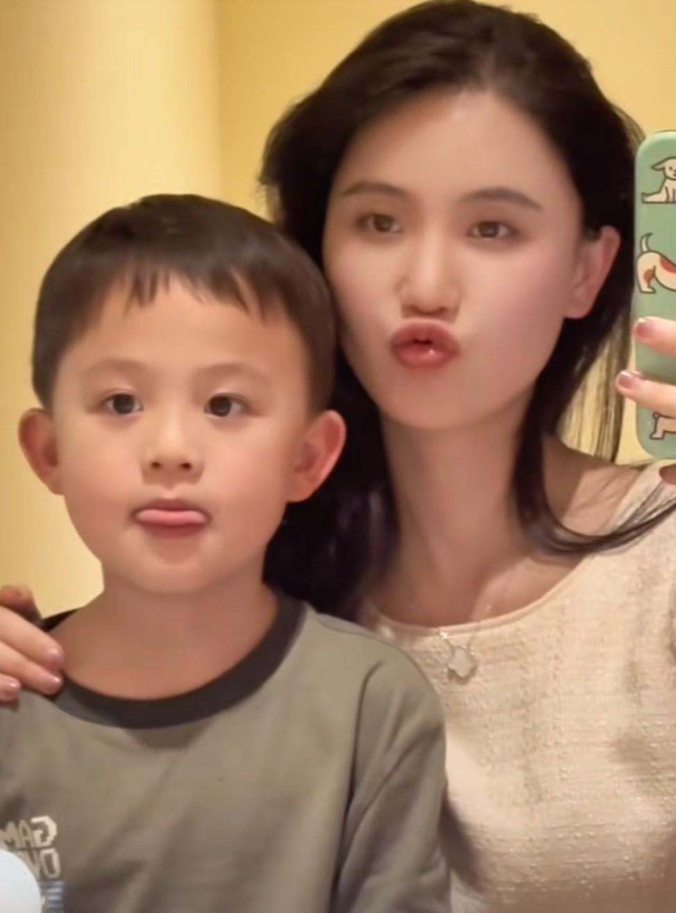 赖文峰的儿子在直播间骂楚玲是“神经病”。事情是这样子，楚玲跟粉丝聊天说到家庭
