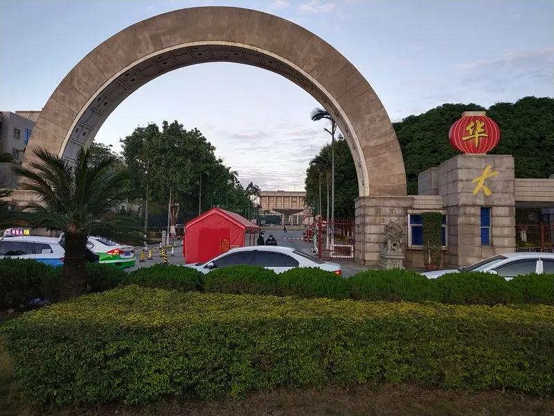 华侨大学离开泉州还是华大吗？说真的，华大的根本来就扎在泉州1960年为接收归国
