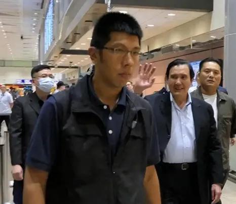 昨天马英九结束了为期13天的大陆之行，返回台北桃园机场，国民党派出副主席夏立言接
