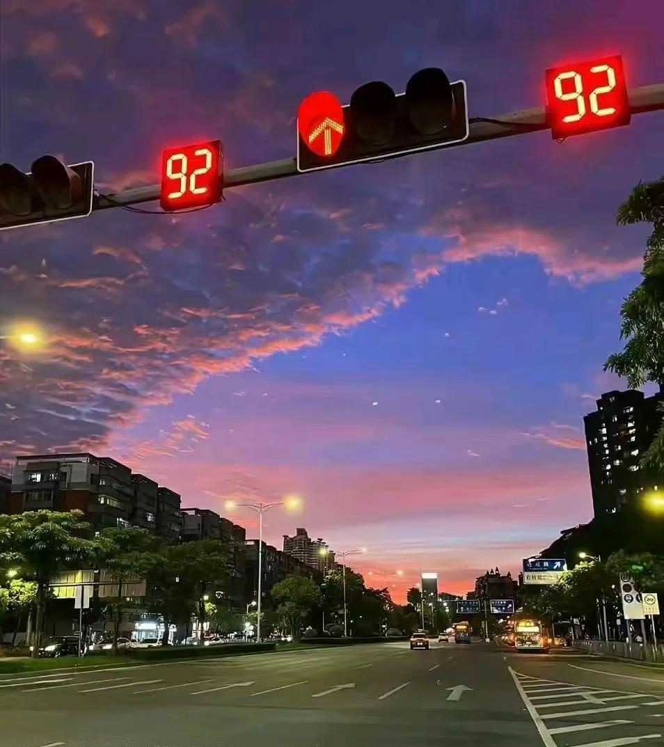 #分享一张相册里随手拍的天空#红绿灯路口，夜晚随手一拍