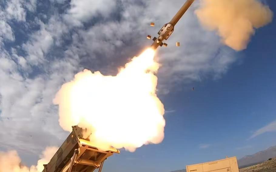 明知必死，为何起飞？两架服役半个世纪的苏-24战斗轰炸机，扑向美军最顶级的防空网