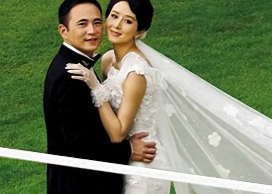 2008年，胡静高高兴兴地嫁给了身价50亿的马来西亚富豪朱兆祥，结婚当晚胡静却发