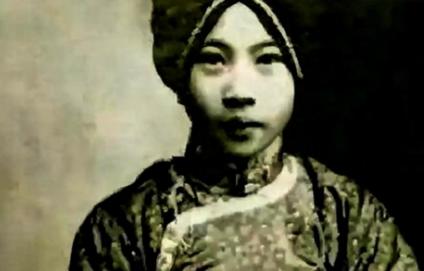 1925年，24岁的张素贞正准备接客，手刚碰到客人的衣扣，就被冰凉的硬物顶在后脑