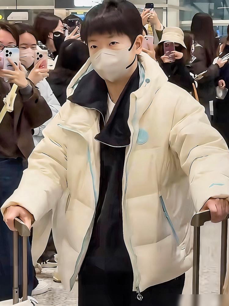 莎莎的诊断结果已经公布出来了：​是脚踝韧带和足底筋膜炎症医生下达“禁足令！”