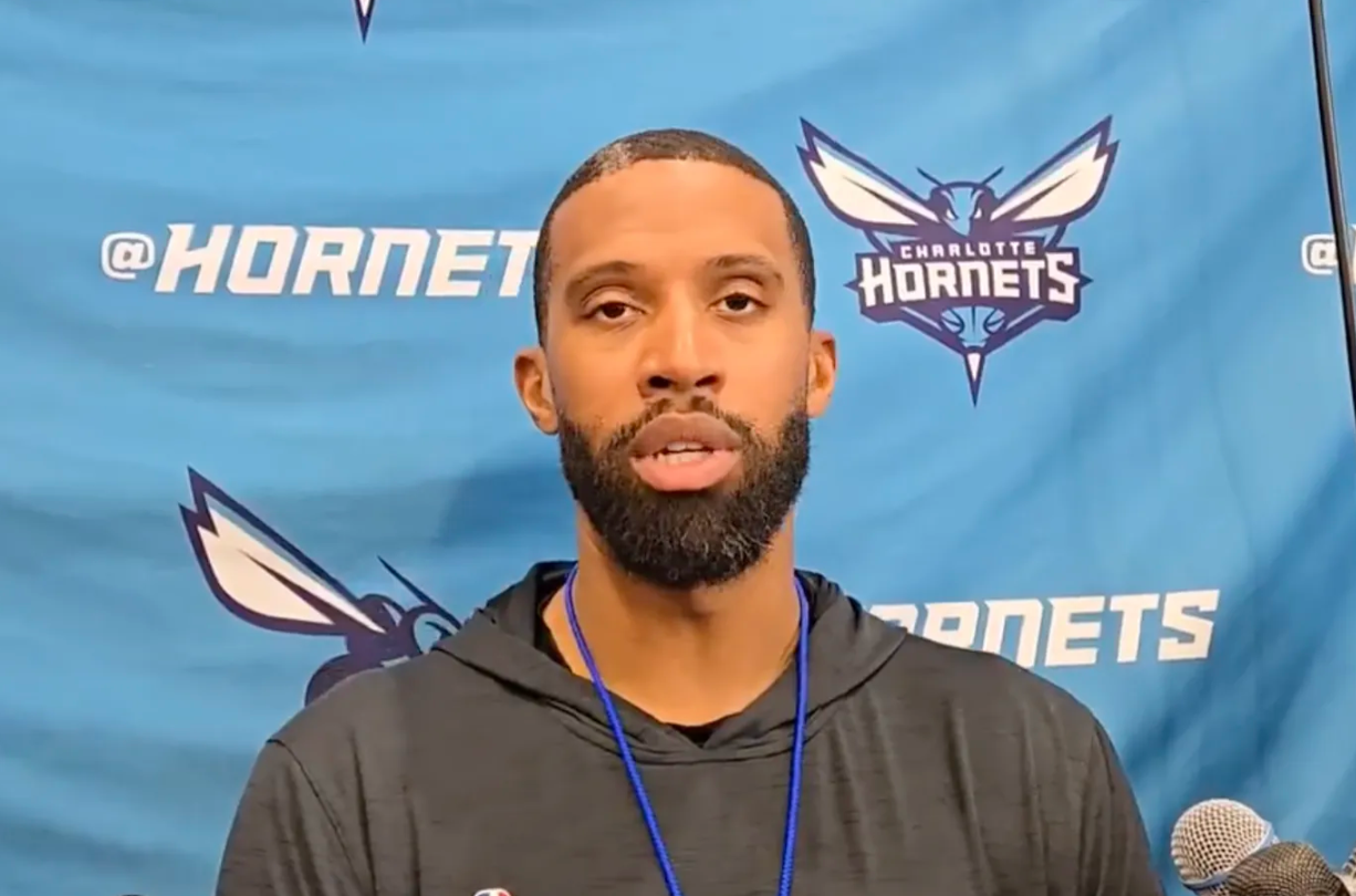 明日NBA常规赛，黄蜂将对阵活塞。黄蜂主帅查尔斯-李接受了记者采访，谈到了康-