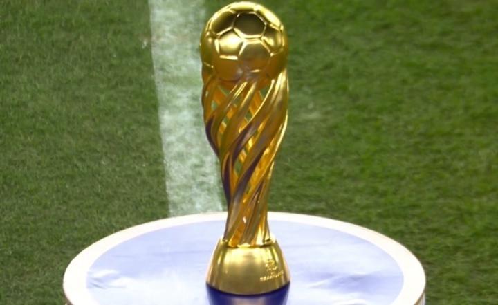 苏超的大力神杯！与此前展示的那一个顶上面带一个球不同这一个奖杯设计就相对来说