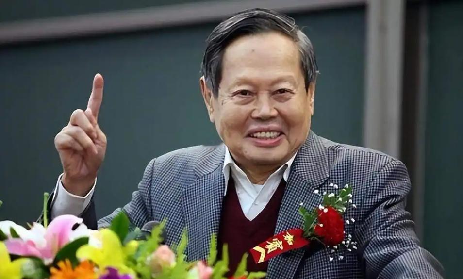 2012年，杨振宁不顾骂名，对花2000亿建大型粒子对撞机表达了强烈的反对，而这