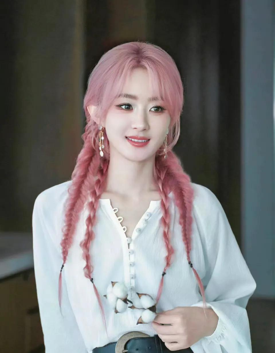 我怀疑过赵丽颖会主动删除也怀疑过赵丽颖会委婉认错结果万万没想到，赵丽颖发的三