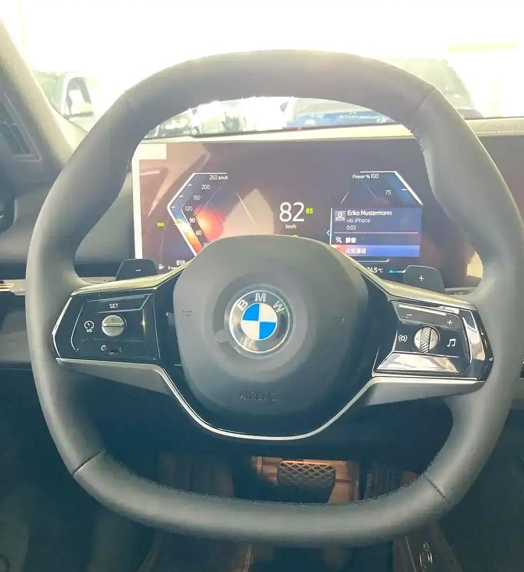 奥迪Q7车主坐了一次朋友的宝马X5后排，回家就写了篇后悔帖。他说以前买车被激