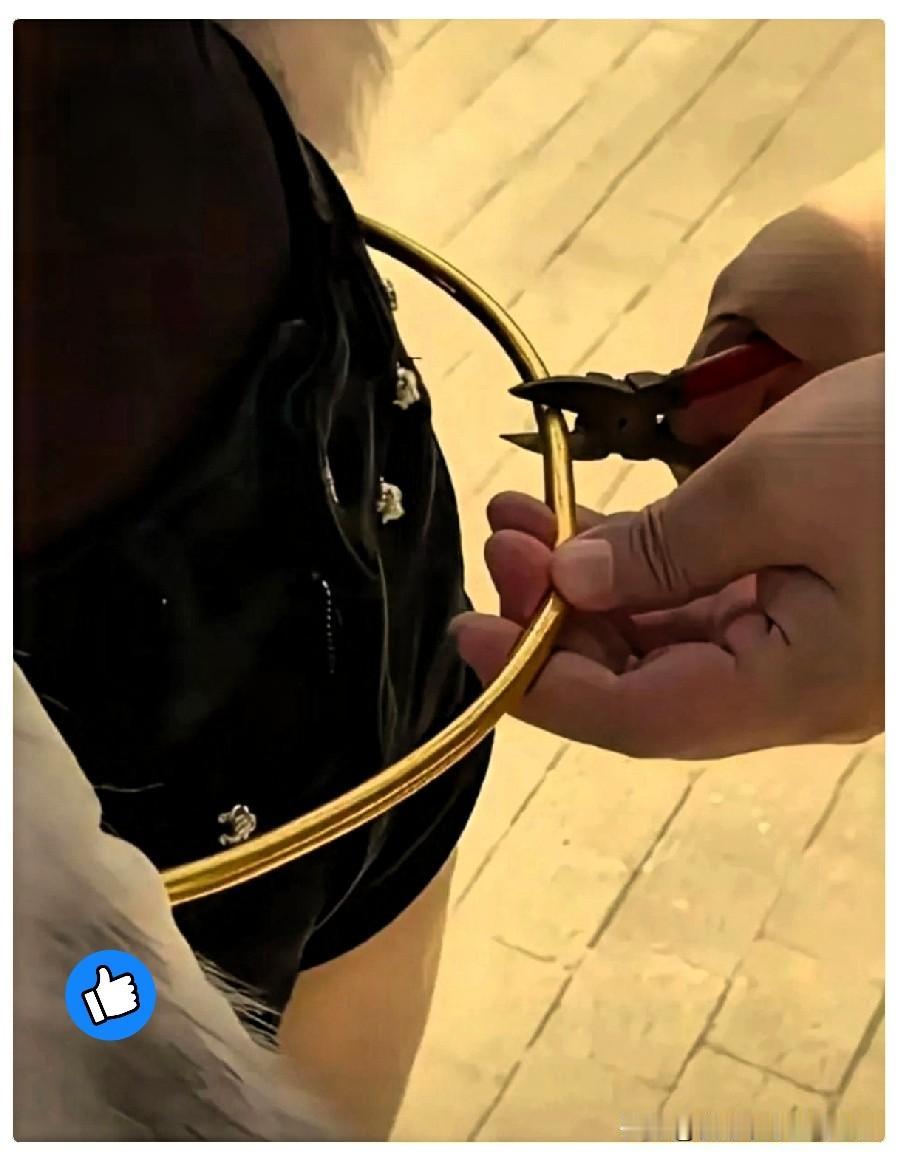 武汉有个姑娘，嫌肚子赘肉多，跑去金店打了个实心金腰环，吃饭勒着，睡觉也勒。近