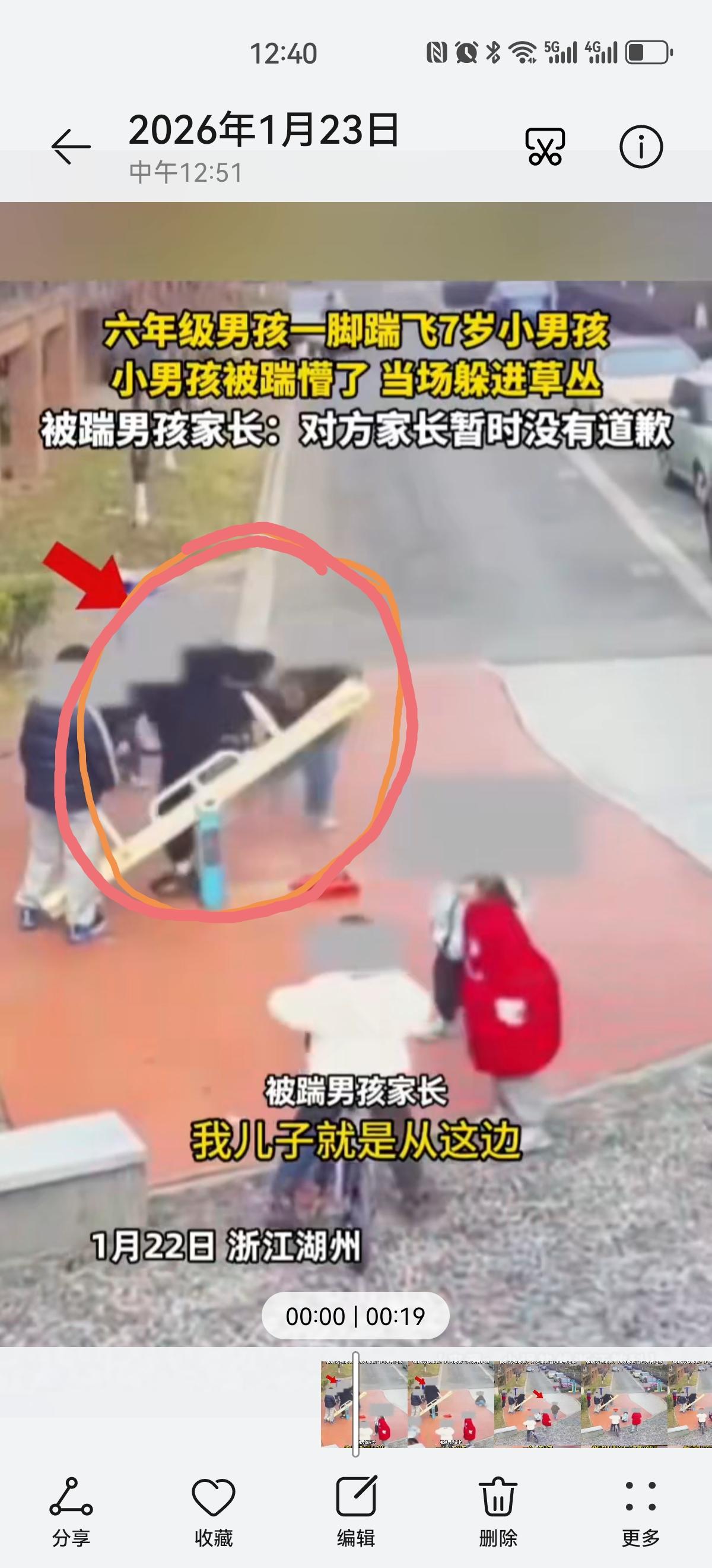 一个六年级的孩子，居然当着这么多人的面，一脚把7岁的小男孩踹飞出去，孩子当