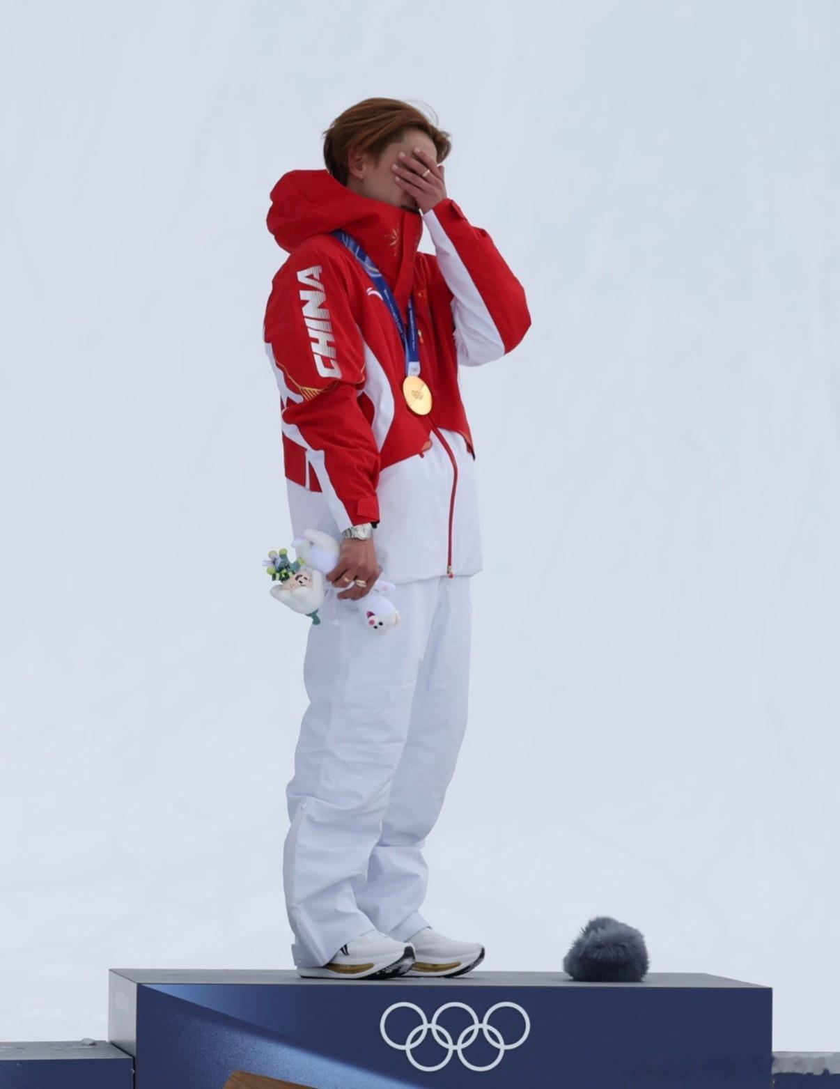 查收苏翊鸣的马年新春祝福苏翊鸣戴着金牌送祝福的样子，真的又帅又暖！从雪道上的少年