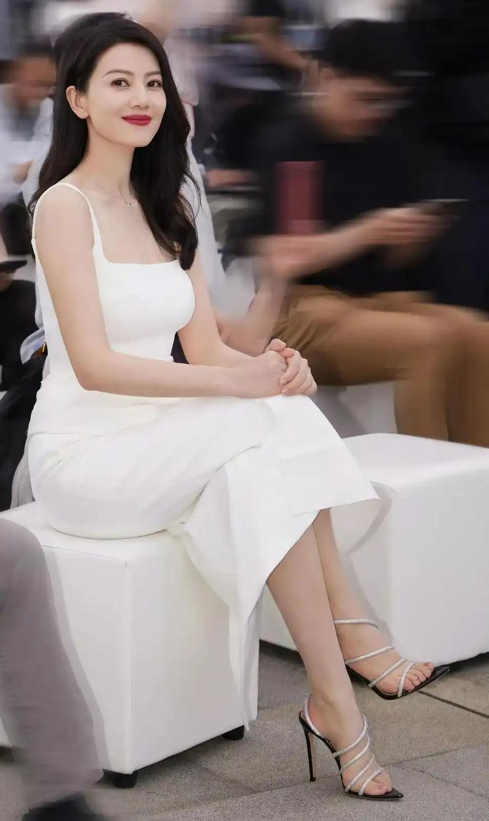 大家觉得高圆圆漂亮吗？优雅白裙，闪耀红唇，时尚街拍，美不胜收！高圆圆写真照黑裙