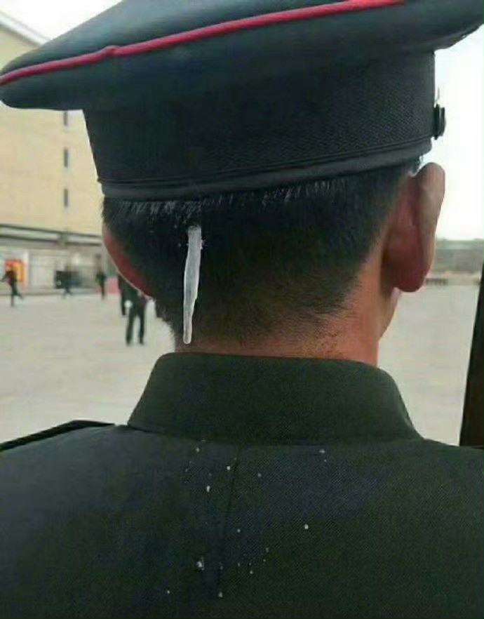 在严寒天气中训练的军人，致敬
