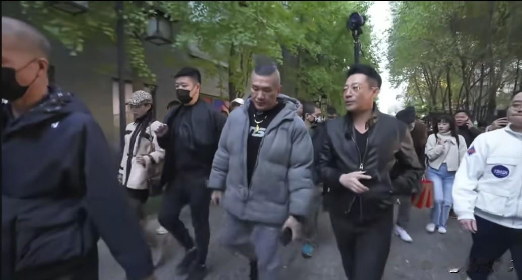 看看馆长在北京直播第一天这场面，尽管天气寒冷，但是粉丝的热情一点都不冷，馆长直播