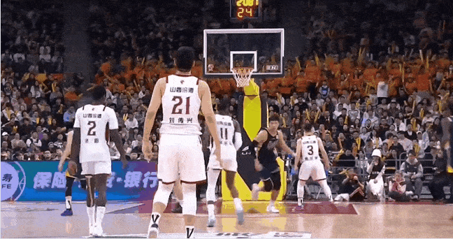 迪亚洛假摔，被吹罚了技术犯规！这个迪亚洛，想要制造焦泊乔进攻犯规！结果，