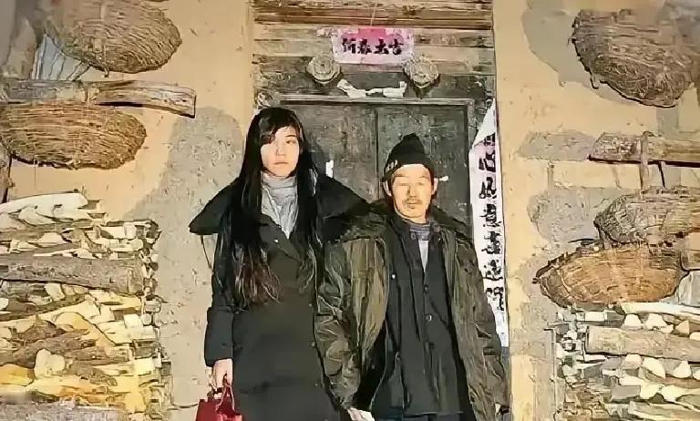 五岁被送到陕西寄养，六年后又被亲生父母带回，大学毕业后她凭着童年零碎记忆三进三出秦岭去找养父母——她
